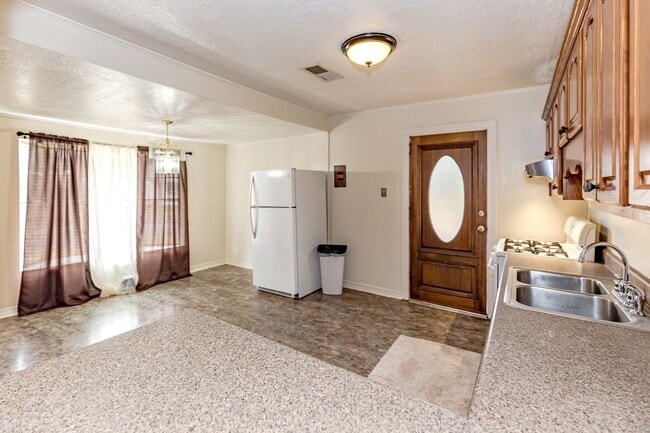 Building Photo - Cozy 2-Bedroom Home in Pascagoula