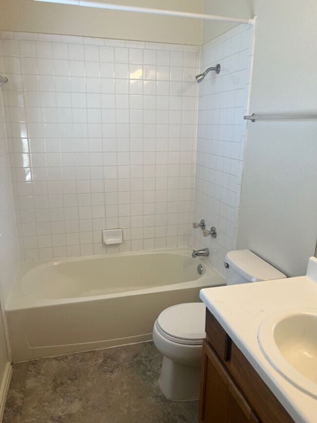 Building Photo - 929