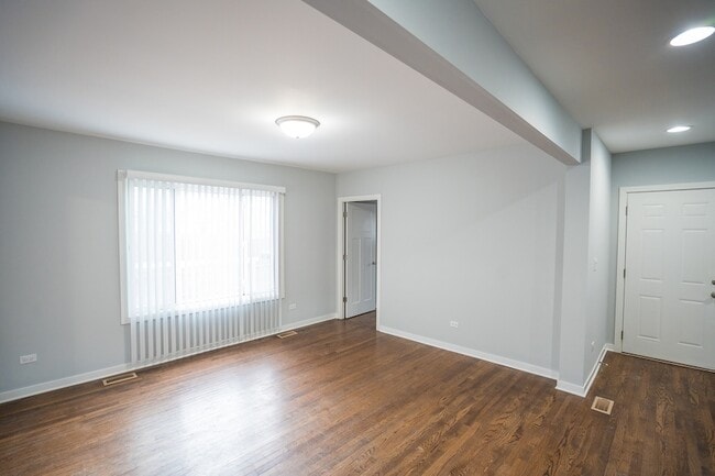 Building Photo - 2204 N Nagle Ave