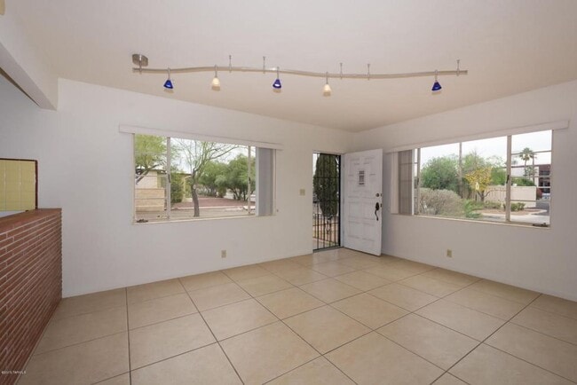 Building Photo - 2915 E 10th St