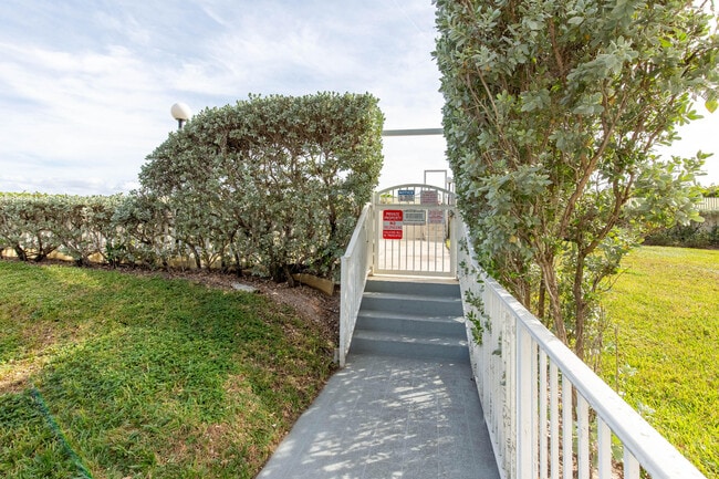 Building Photo - 2565 S Ocean Blvd