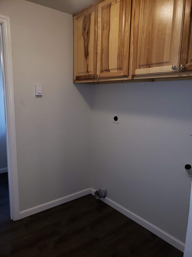 Building Photo - Fully Remodeled 3 Bedroom Townhome! *Move in Special*