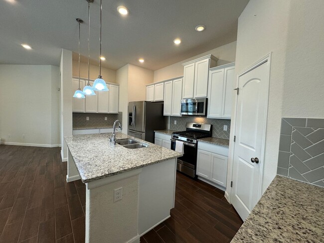 Building Photo - Stunning Rental Home in Gated Wortham Oaks...
