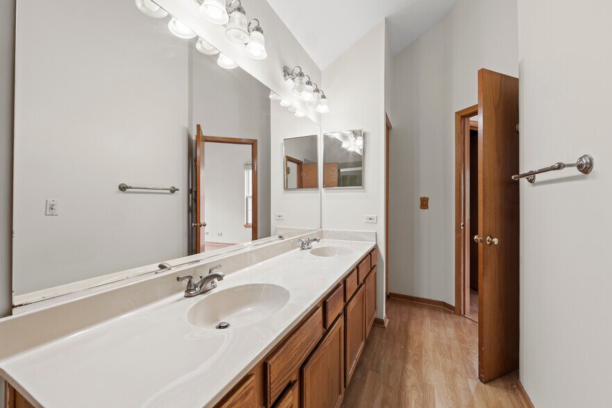 Building Photo - 992 Manchester Cir