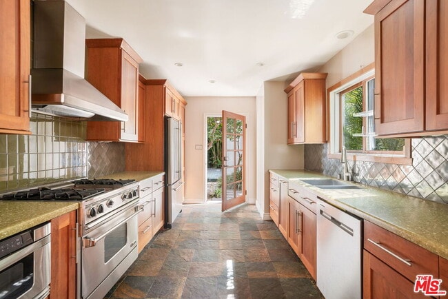 Building Photo - 1134 N Poinsettia Pl