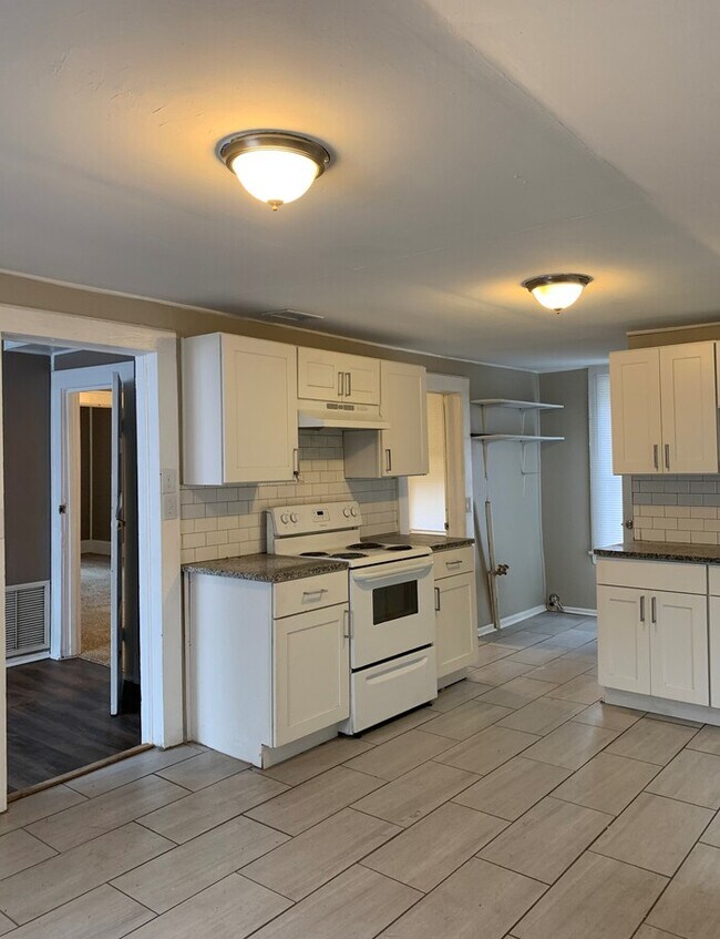 Building Photo - Spacious 4 Bedroom, 2 Bath Two-Story Home