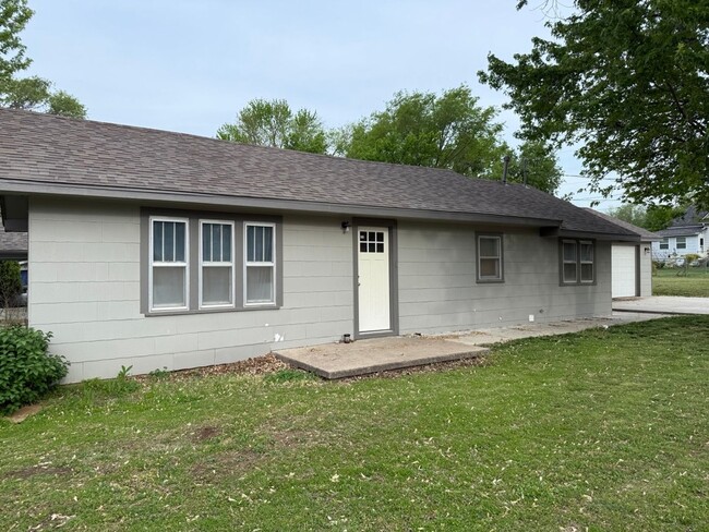Primary Photo - 2 Bed, 1 Bath House, 2 Car Garage For Rent...