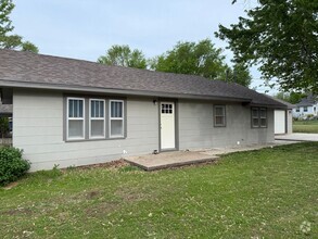 Building Photo - 2 Bed, 1 Bath House, 2 Car Garage For Rent...