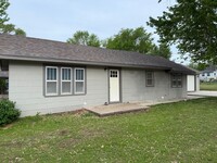 Building Photo - 2 Bed, 1 Bath House, 2 Car Garage For Rent...