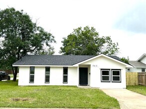 Building Photo - 560 E 19th St