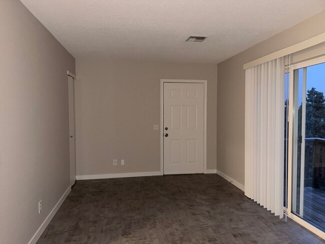 Building Photo - 1073 NE Hidden Valley Dr