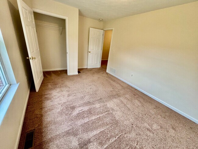 Building Photo - 2 Bedroom Townhouse in Richmond!