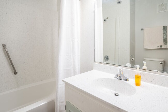 Building Photo - COZY,  FURNISHED OFF-SEAON MONTHLY RENTAL