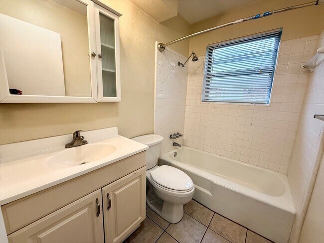 Building Photo - Cute Home w/Great Yard!