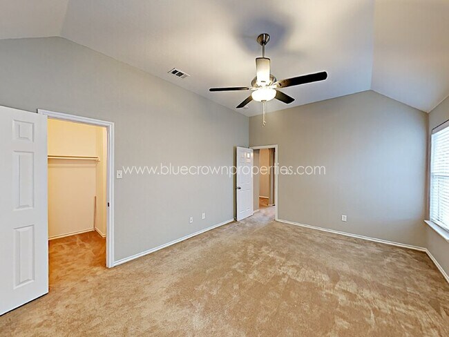 Building Photo - 901 Mesquite Dr