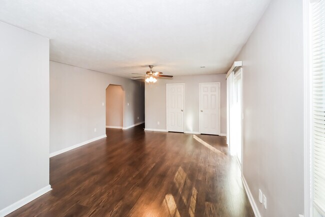 Building Photo - Fantastic 3bd/2ba home! Coming soon!