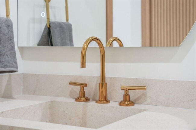 Building Photo - 1736 Cox Rd