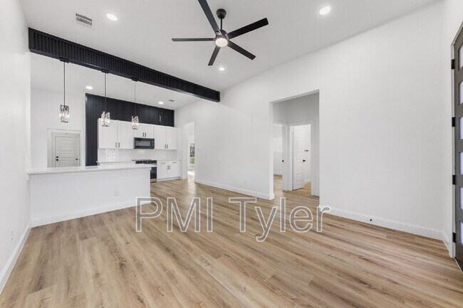 Building Photo - 1247 Bonham St