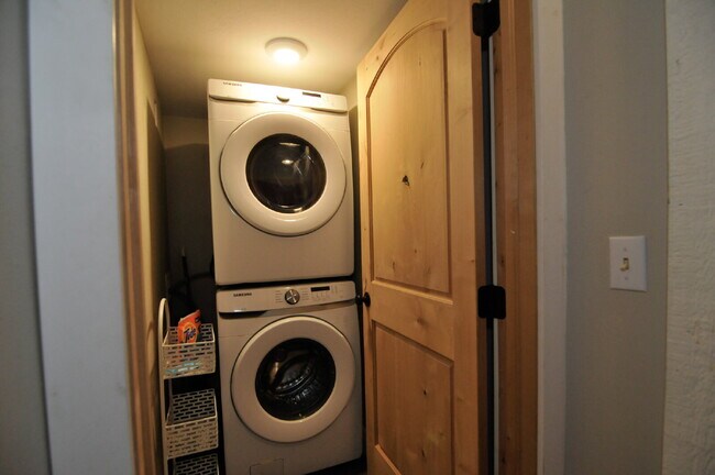 Building Photo - 3 bedroom condo in Wildernest available June 1st!