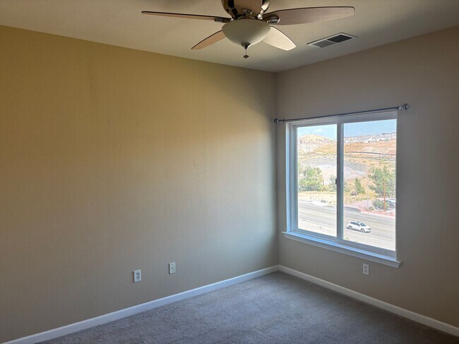 Building Photo - 4 bed/4 bath condo located minutes from UNR