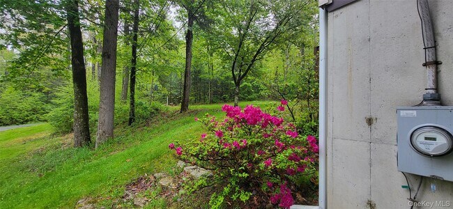 Building Photo - 45 Laurel Hollow Rd