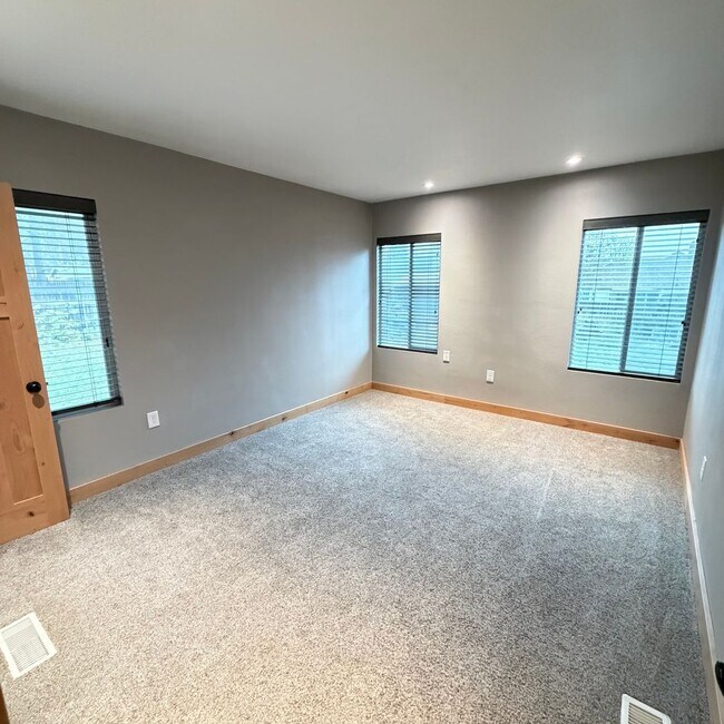 Building Photo - 3025 E 15th Ave