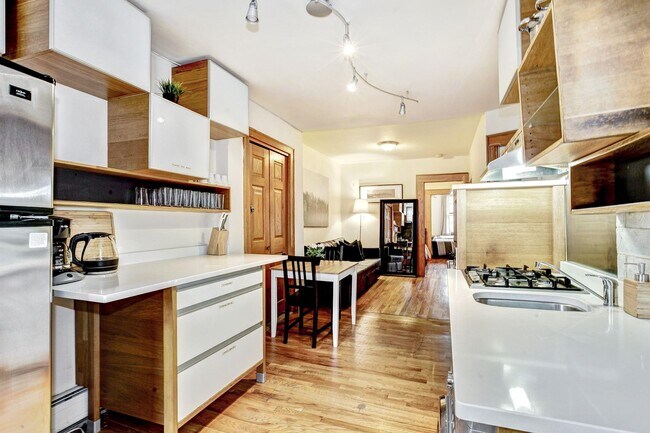 Building Photo - 314 6th St