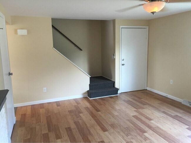 Building Photo - 3 bedroom 1.5 bath townhouse - Ask about our security deposit alternative!!