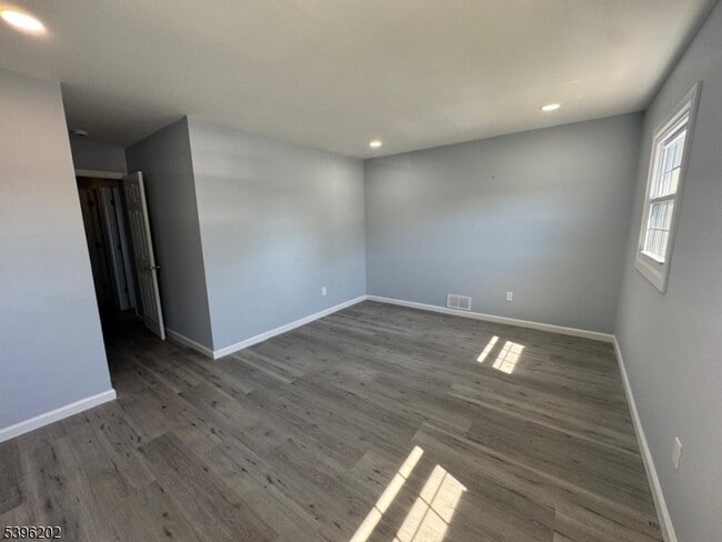 Building Photo - 37 Irving St