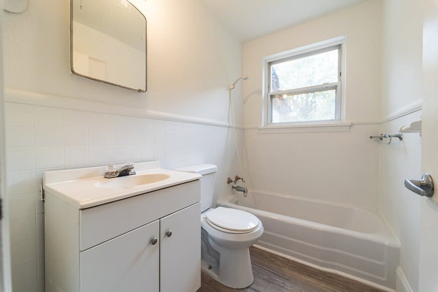 Building Photo - 434 3rd St SW