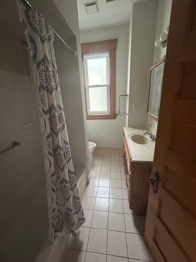 Building Photo - CHEVIOT- 4 Bedroom, 2 full Bathroom Specta...
