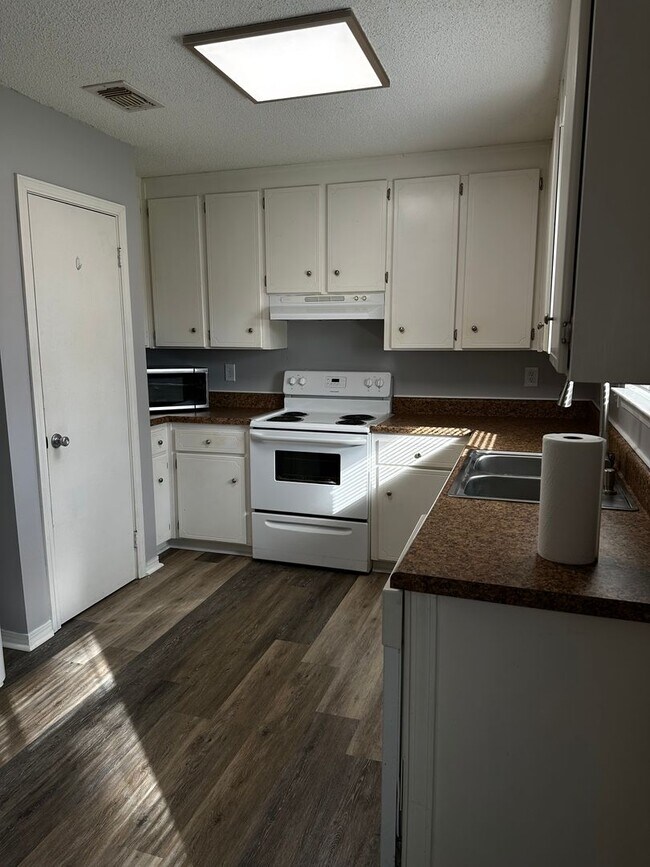 Building Photo - Country Living