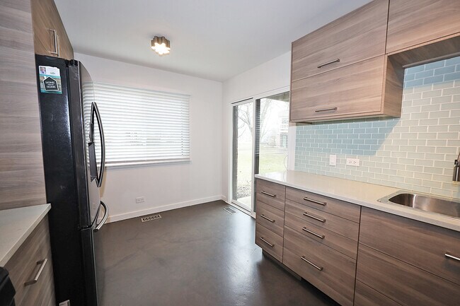 Building Photo - 48 Lambert Dr