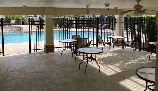 Building Photo - Spacious 3br 2.5ba Townhome in North Saint Petersburg