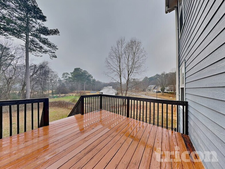 Building Photo - 401 Breeze Way