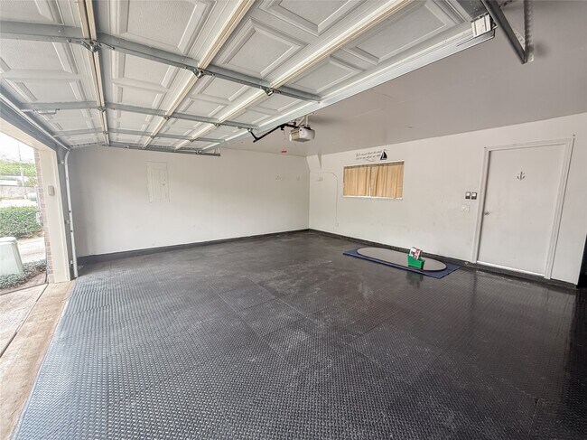 Building Photo - 2426 Clippers Square