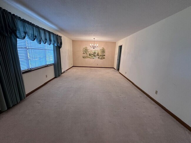 Building Photo - Maryville 37803 - 5 bedroom, 3 bath home - Contact Karen Robertson (865) 454-7626