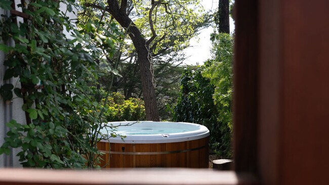 Building Photo - 1476 Crestline Dr