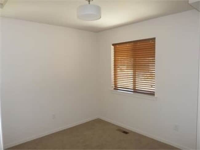 Building Photo - Stunning town home in the Ridgeview Place ...