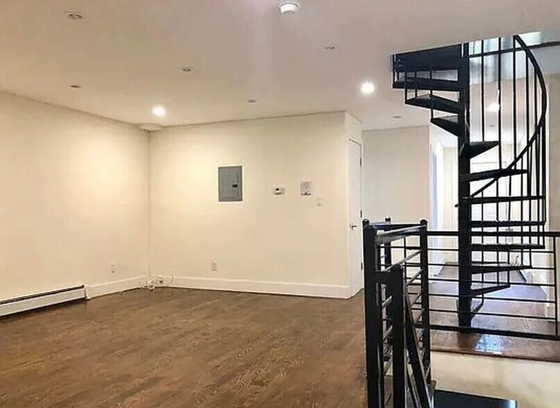 Building Photo - 165 Covert St