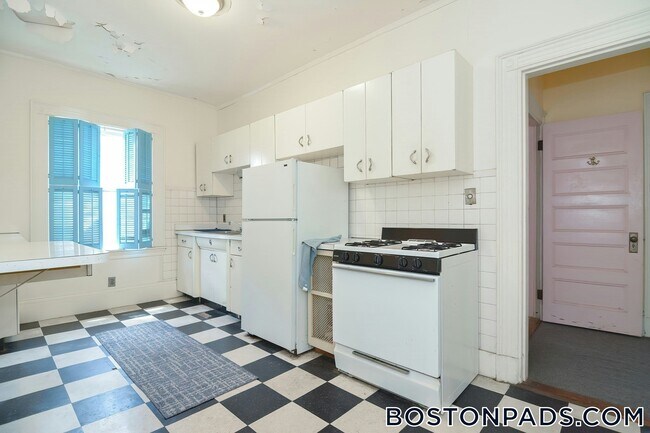 Primary Photo - 923 Beacon St