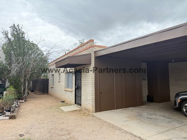 Building Photo - Two Bedroom Duplex