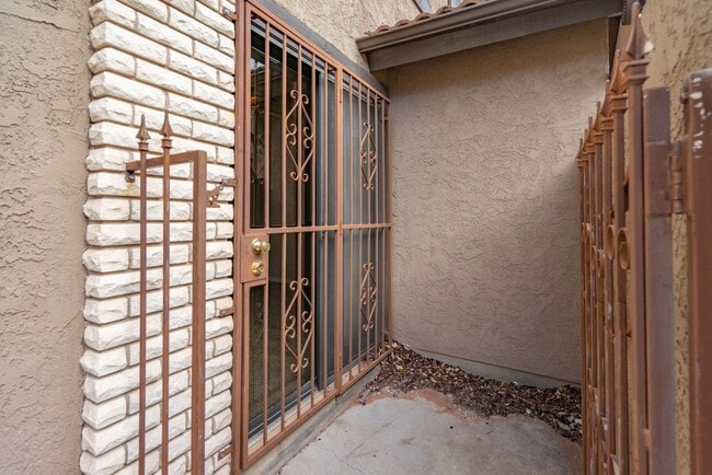 Building Photo - Spacious Updated Townhome in Downtown St. ...