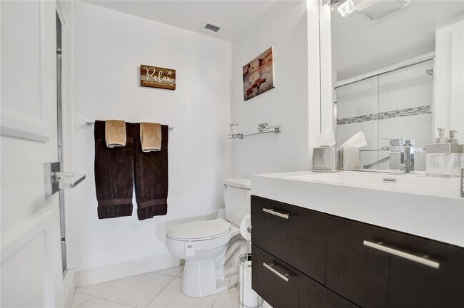 Building Photo - 1150 Hillsboro Mile Unit 1016