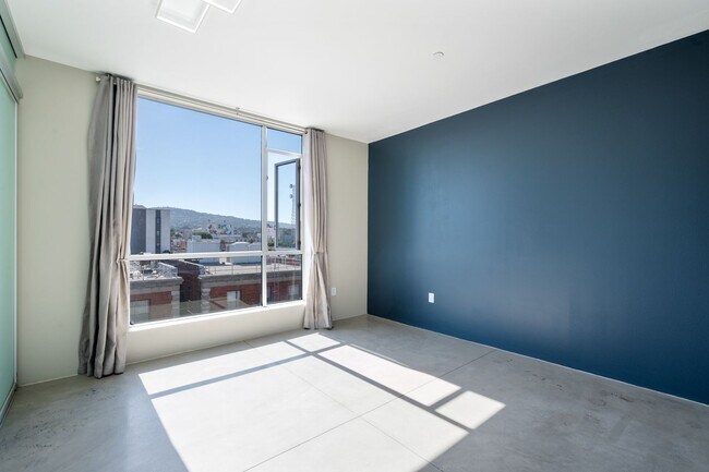 Building Photo - 285 W 6th St