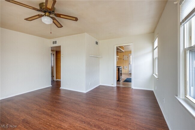 Building Photo - 1303 Dartmoor Ave