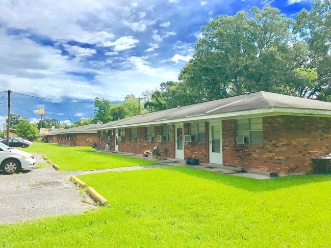 Primary Photo - 141 Colonial Ln