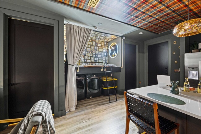 Building Photo - 245 Hermitage Ave