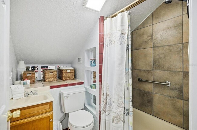 Building Photo - 305 N 6th St