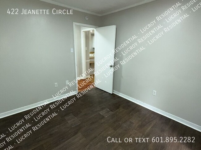 Building Photo - 422 Jeanette Cir